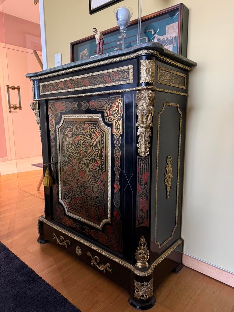 Stijlvol antiek kastje met rijk gedecoreerde afwerking, Ophalen