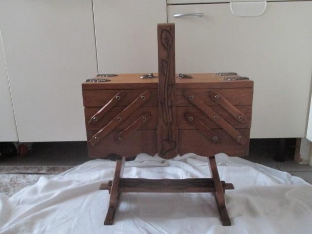 boîte à couture vintage sur pied - bois, Antiquités & Art, Enlèvement