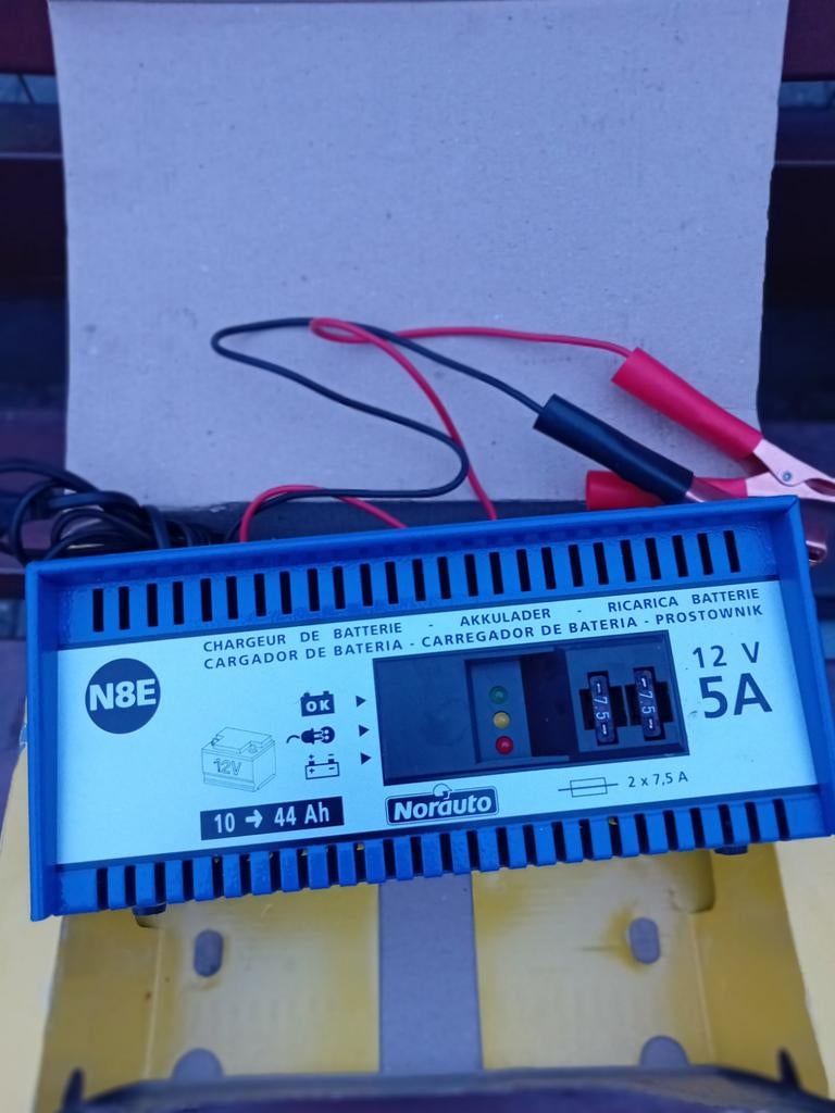 Zo goed als nieuw 12 volt acculader voor in de auto, Auto-onderdelen, Accu's en Toebehoren, Ophalen