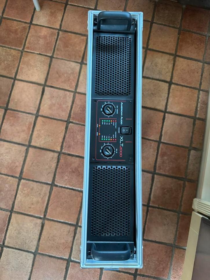 American Audio XLT 2000 Muziek Versterker in Flightcase, Muziek en Instrumenten, Versterkers | Keyboard, Monitor en PA, Zo goed als nieuw