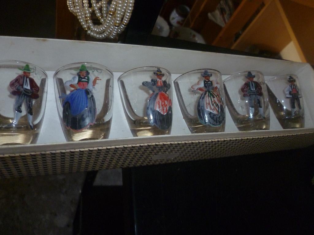 SET OUDE GLAZEN, Ophalen