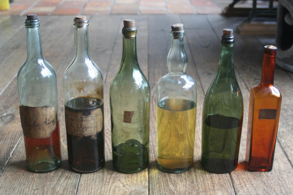 6 zeer oude flessen uit een drogisterij +- 1920, Verzamelen, Ophalen, Gebruikt, Verpakking