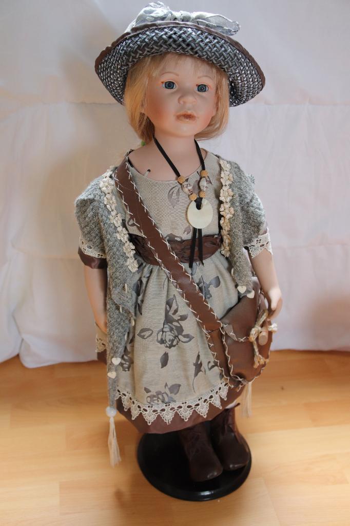 Porseleinen pop / collector's doll - Adelie Collection Paris, Verzamelen, Poppen, Zo goed als nieuw, Pop, Levensecht of Reborn