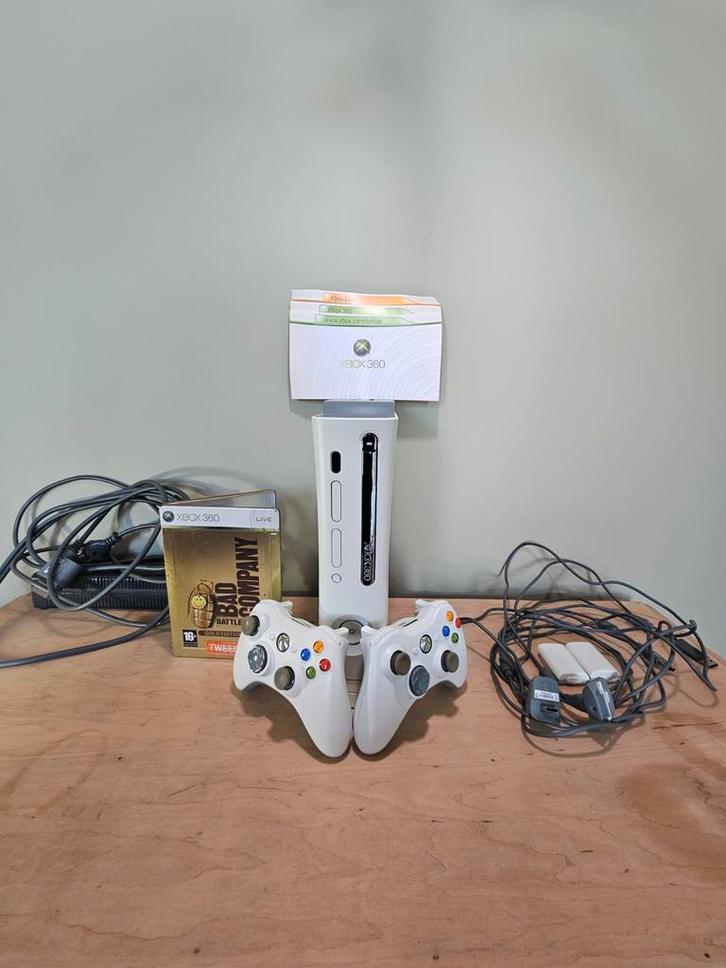 Xbox 360, 2 controllers, Battlefield Bad Company, Kabels, Games en Spelcomputers, Spelcomputers | Xbox 360, Zo goed als nieuw