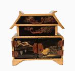 petite armoire japonaise à décorations dorées., Enlèvement ou Envoi