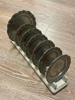 Vintage tinnen bordjes met houder – Les Potstainiers Hutois, Antiek en Kunst, Ophalen of Verzenden