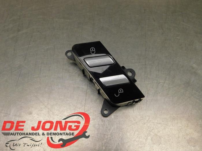 Centrale deurvergrendeling Schakelaar van een Mercedes S-Kla, Gebruikt, -, Ophalen of Verzenden, -