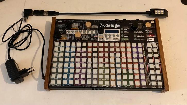 Synthstrom Audio OLED Deluge + Decksaver, Musique & Instruments, Équipement Midi, Utilisé, Enlèvement ou Envoi