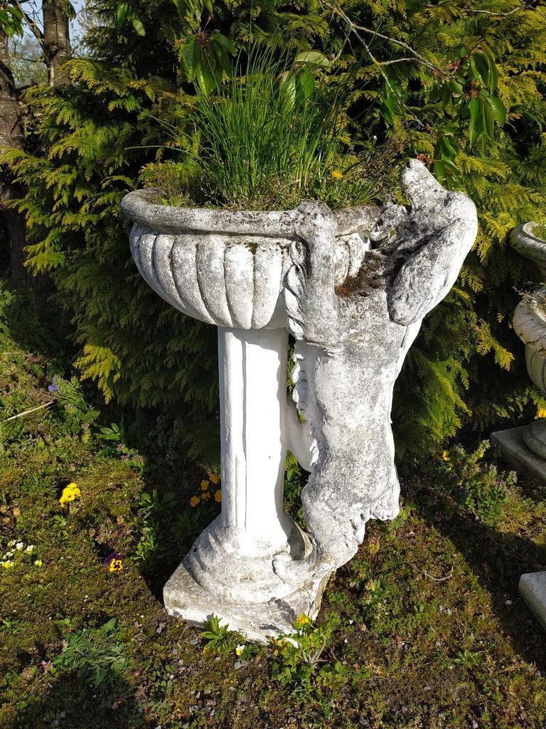 Bloempot op steun met hond, Ophalen