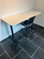 Bureau met stoel, Ophalen, Bureau