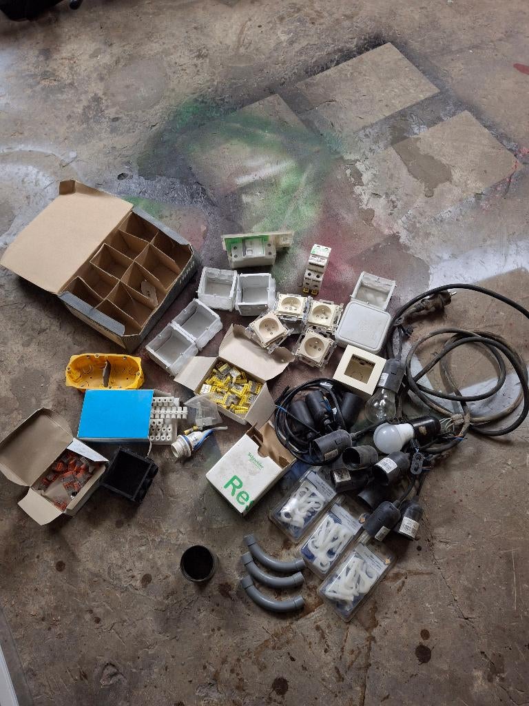 Elektrisch materiaal overschot, Ophalen, Zo goed als nieuw, Stopcontact