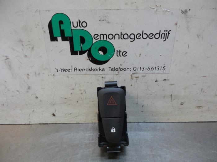 Paniekverlichtings Schakelaar van een Dacia Logan (Logan 2 1, Auto-onderdelen, Dashboard en Schakelaars, Dacia, Gebruikt, 3 maanden garantie