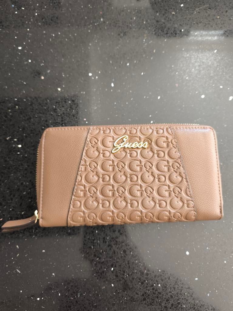 Portefeuille Guess brun logo doré, Bijoux, Sacs & Beauté, Porte-monnaie & Portefeuilles, Enlèvement, Brun, Guess