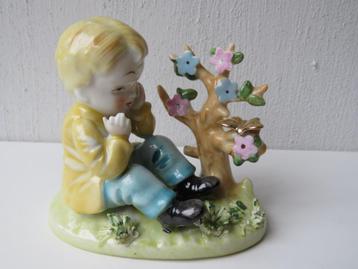 Vintage Oftriart porselein beeldje verwonderd jongentje beschikbaar voor biedingen