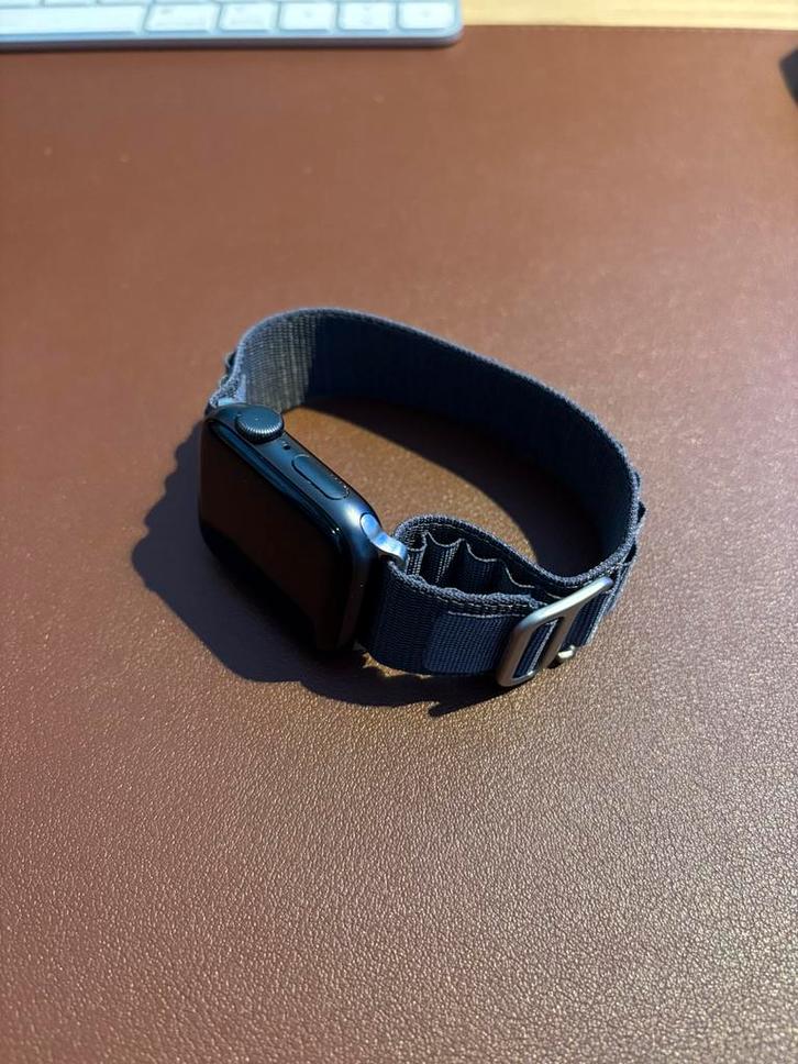 Apple watch SE, Handtassen en Accessoires, Smartwatches, Zo goed als nieuw, iOS, Zwart, Afstand, Calorieverbanding, Conditie, GPS