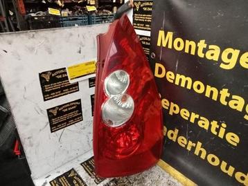 Achterlicht rechts van een Mazda 5. beschikbaar voor biedingen