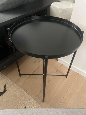 Zwarte metalen bijzettafel beschikbaar voor biedingen