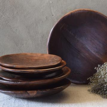Kleine oude houten Indiase schaal beschikbaar voor biedingen