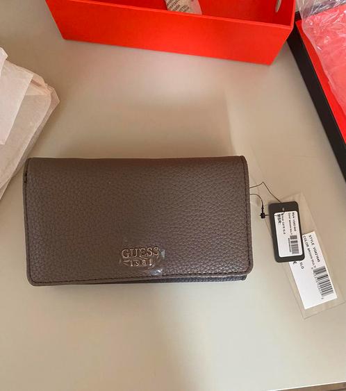 Gloednieuwe! Bruine GUESS portemonnee, Handtassen en Accessoires, Portemonnees, Nieuw, Guess, Bruin, Ophalen of Verzenden