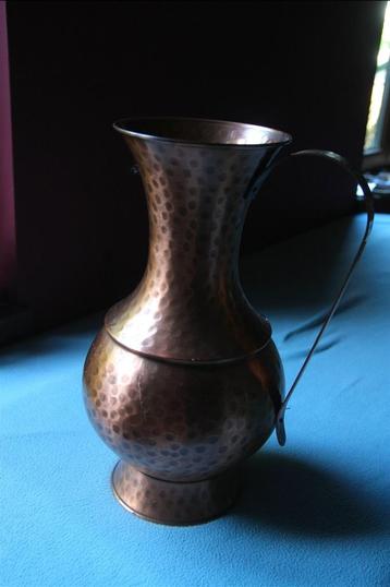 Grote 50's koperen vaas beschikbaar voor biedingen