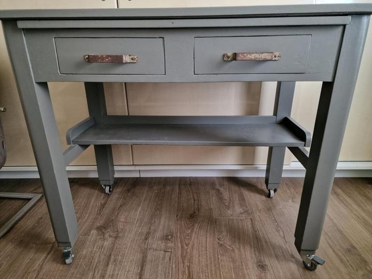 bureau / bureel / vintage, Huis en Inrichting, Bureaus, Gebruikt, Bureau, Met wielen, Ophalen