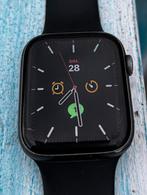 Apple Watch 4s 44 mm zwart, Handtassen en Accessoires, Apple Watch avec quelques griffes. En parfait état de march, Gebruikt