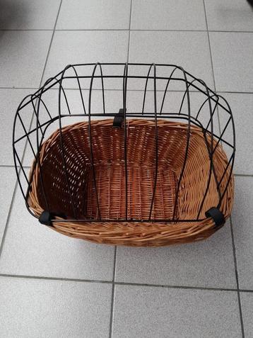 Fietsmand voor hond beschikbaar voor biedingen