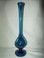 Ancien vase soliflore en verre bleu sombre!, Antiquités & Art, Antiquités | Vases, Enlèvement