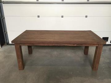 (122) Zware massieve tuintafel als nieuw beschikbaar voor biedingen