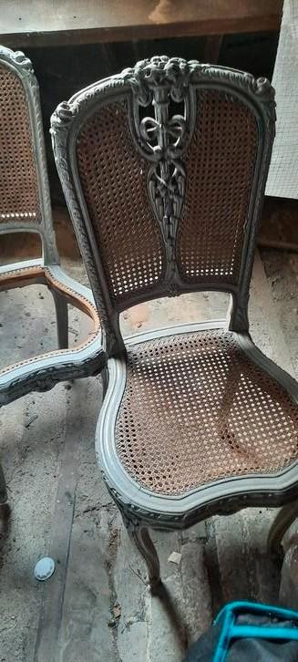 Chaises cannées.  beschikbaar voor biedingen