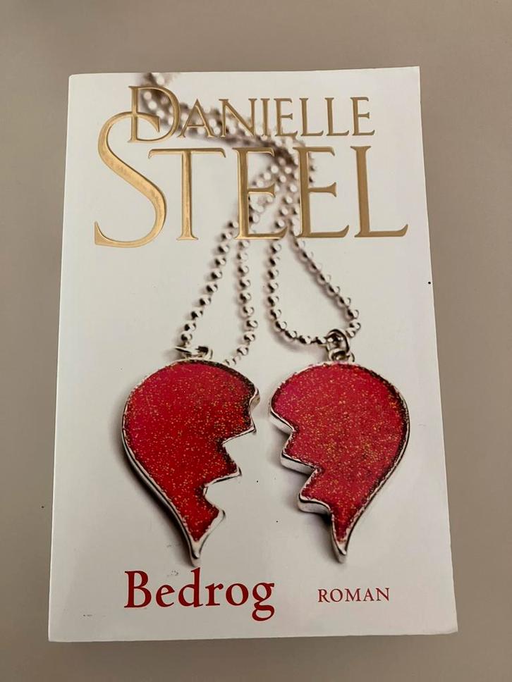 Danielle Steel - Bedrog, Boeken, Romans, Zo goed als nieuw, Ophalen of Verzenden