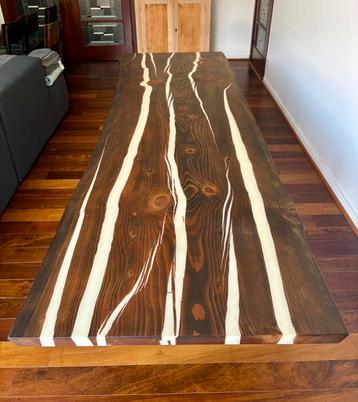Treeline massief cederen tafel met gegoten witte epoxy beschikbaar voor biedingen