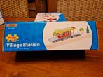 Bigjigs rail BJT190 Village station, Kinderen en Baby's, Nieuw, Ophalen of Verzenden