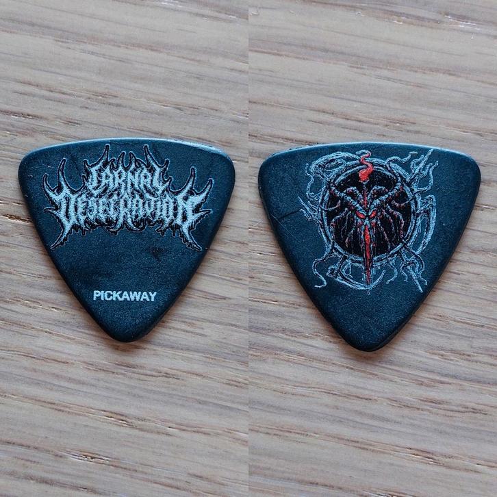 Origineel Plectrum Carnal Desecration - Death Metal, Verzamelen, Muziek, Artiesten en Beroemdheden, Nieuw, Instrument of Accessoires