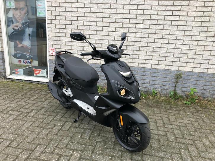 HERFSTKRAKERS:PEUGEOT SPEEDFIGHT 45KM ZWART BJ2022 6000KM, Fietsen en Brommers, Scooters | Peugeot, Gebruikt, Speedfight, Klasse B (45 km/u)