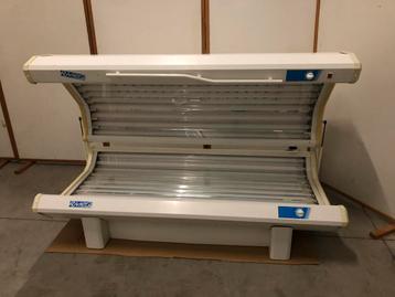 Zonnebank riviera met gezicht bruiner beschikbaar voor biedingen