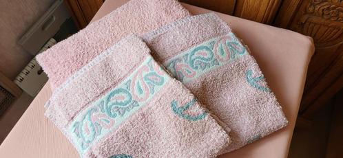 Handdoeken spons 1 groot badlaken en 2 kleinere (nieuw!)ROZE, Huis en Inrichting, Badkamer | Badtextiel en Accessoires, Nieuw