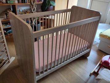 Progressive babybedje in massief hout, grijs hout beschikbaar voor biedingen