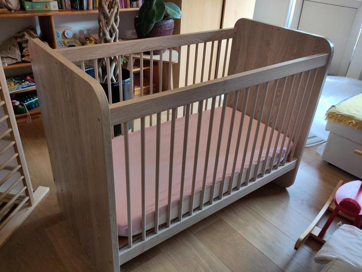 Progressive babybedje in massief hout, grijs hout, Kinderen en Baby's, Babywiegjes en Ledikanten, Gebruikt, Ledikant, Ophalen