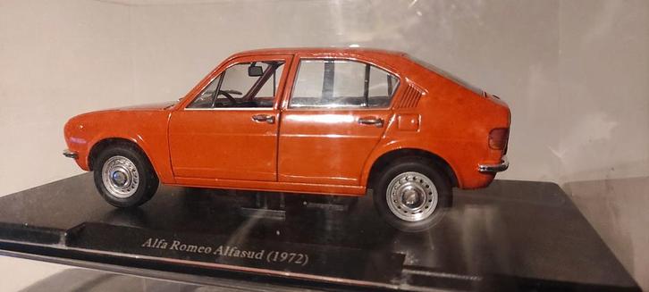 Alfa Romeo Alfasud orange 1972 1:24 dans vitrine, Hobby & Loisirs créatifs, Voitures miniatures | 1:24, Enlèvement ou Envoi