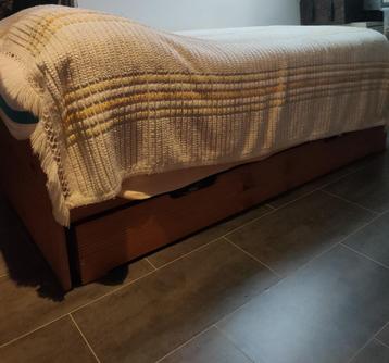 Un beau lit en bois avec tiroir du bas spacieux (1 personne)