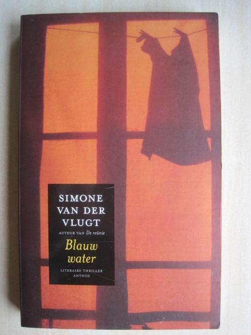 408 - Blauw water - Simone van der Vlugt, Boeken, Thrillers, Zo goed als nieuw, Nederland, Ophalen of Verzenden