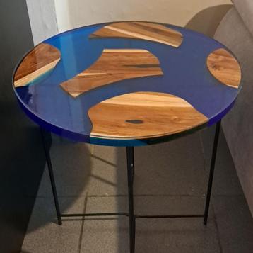 Unieke handgemaakte bijzettafel – blauwe epoxy & hout  beschikbaar voor biedingen
