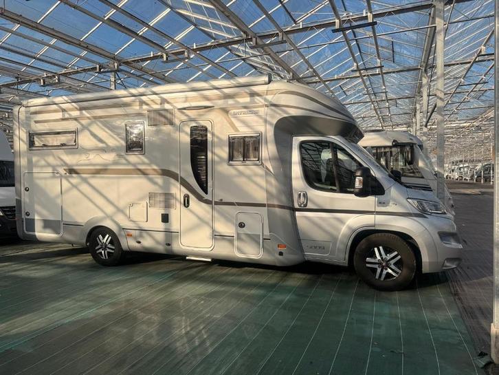 Laïka 5009, Caravans en Kamperen, Mobilhomes, Bedrijf, tot en met 4, Half-integraal, Laika, Fiat, Diesel, Automaat, L-zit, 7 tot 8 meter