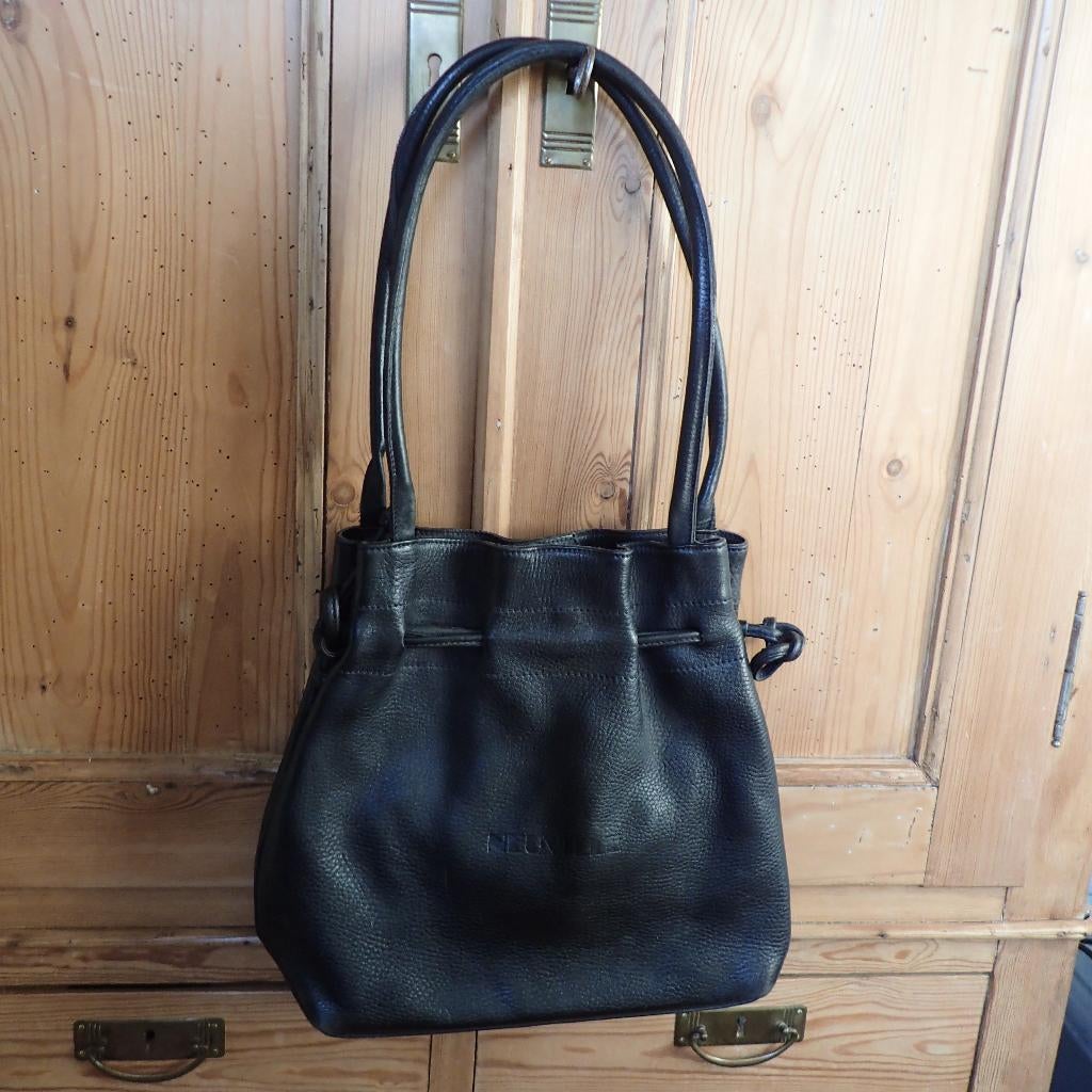 Zwarte Neuville schoudertas bucketbag, Handtassen en Accessoires, Tassen | Schoudertassen, Gebruikt, Overige merken, Zwart, Leer