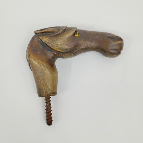 Eeuwenoude rieten pommel, paardenhoofd uitgehouwen in hoorn, Antiek en Kunst, Antiek | Gereedschap en Instrumenten