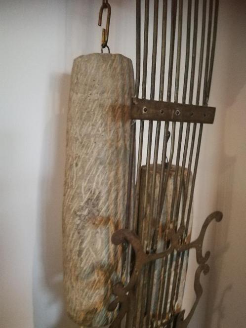 Antieke klok met zeldzame gewichten in zandsteen., Antiek en Kunst, Antiek | Klokken, Ophalen