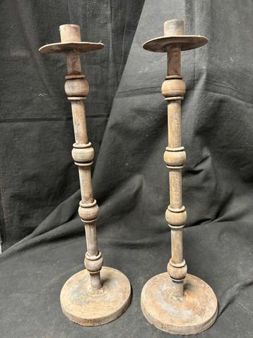 2 zware metalen kandelaars  beschikbaar voor biedingen