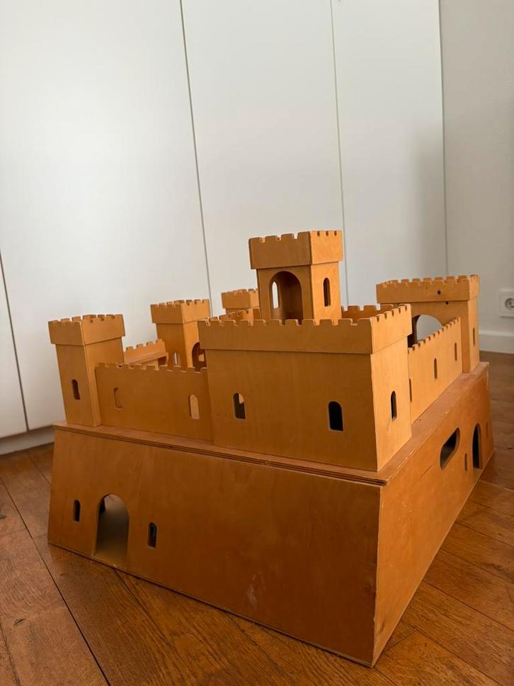 Kasteel in hout, Kinderen en Baby's, Speelgoed | Houten speelgoed, Zo goed als nieuw, Ophalen