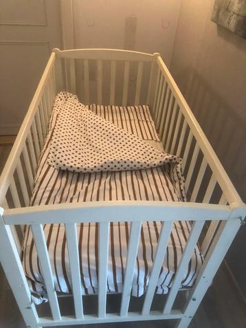 Mooi wit baby bedje  beschikbaar voor biedingen